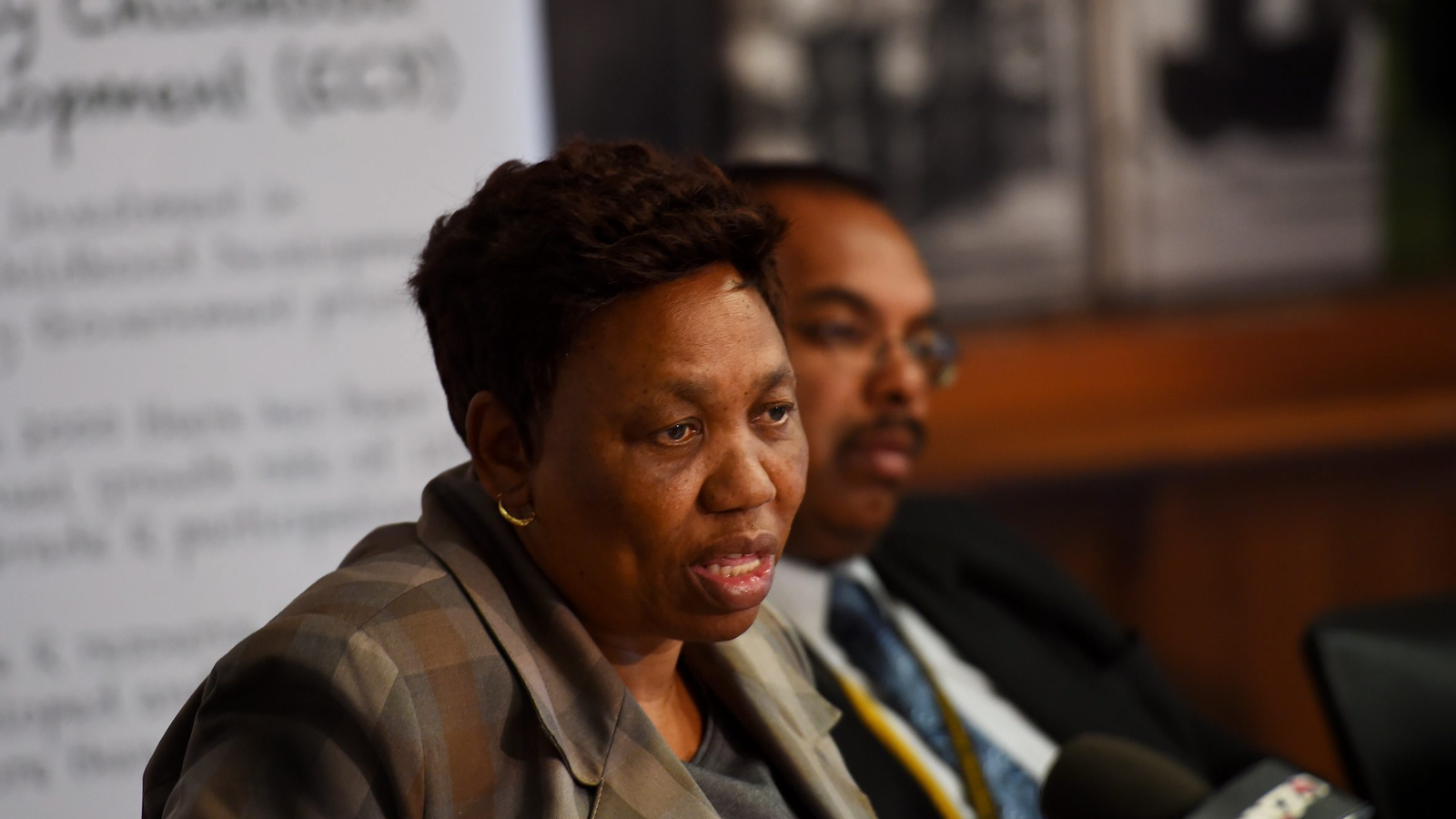 Idla ngamapayipi iminyango yezeMfundo kuncishiswa imali