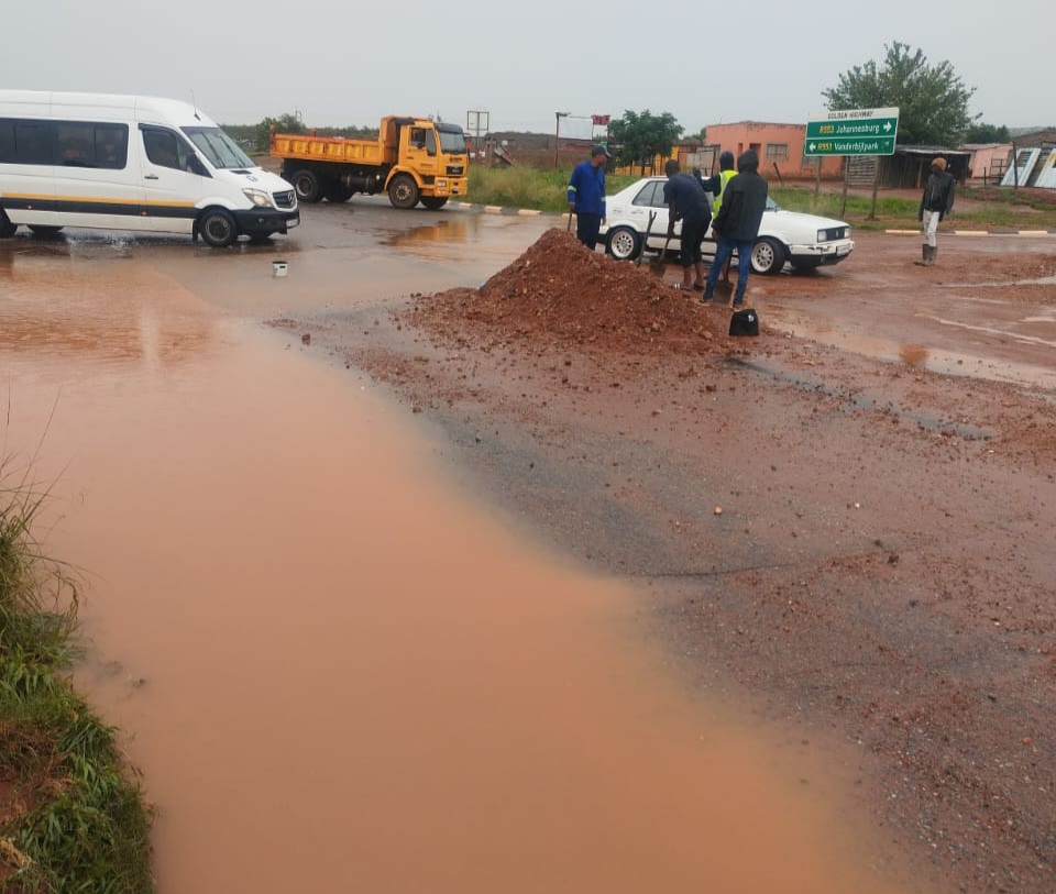 Gauteng Department of Roads and Transport urges caution amid disruptive rains